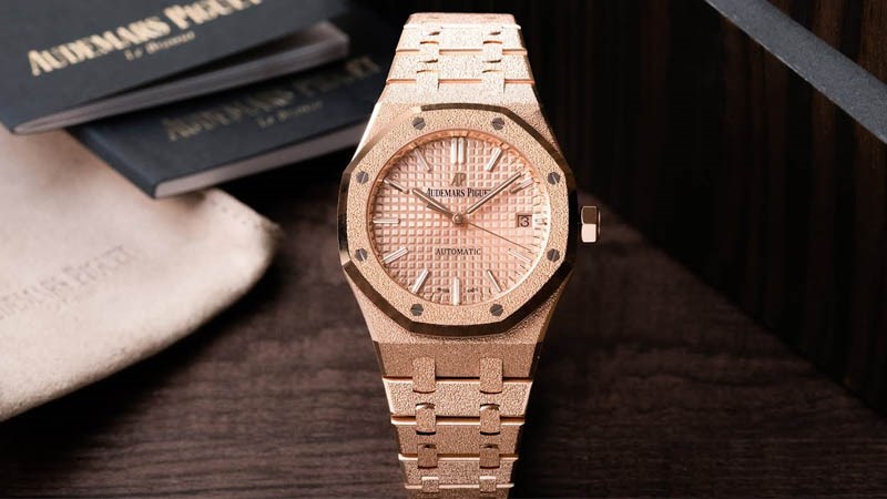 Audemars Piguet ch&iacute;nh l&agrave; một trong 5 l&atilde;nh tụ của ng&agrave;nh đồng hồ với qu&aacute; khứ huy ho&agrave;ng