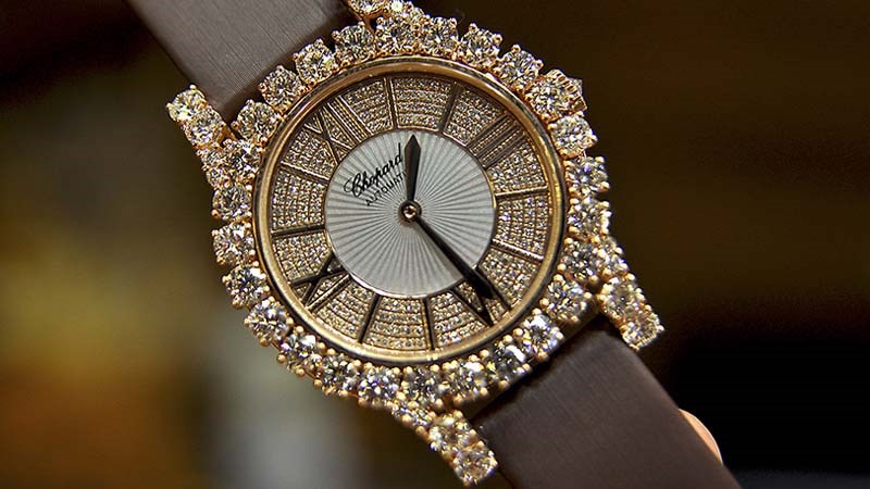 Đồng hồ Chopard sở hữu bộ vỏ được chế t&aacute;c từ v&agrave;ng trắng nguy&ecirc;n khối 18k