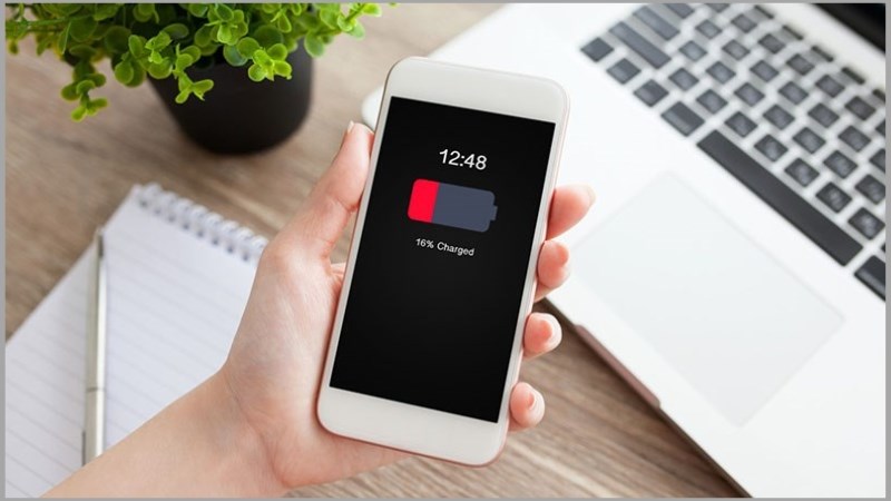 H&atilde;y xả cạn pin của m&aacute;y rồi sau đ&oacute; sạc đầy iPhone