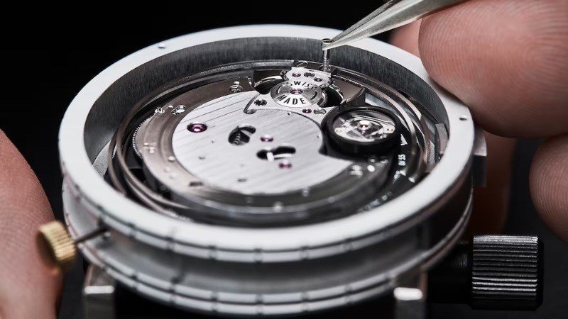 Tất cả đồng hồ Louis Vuitton Swiss Made đều được lắp r&aacute;p hơn 60% tại Thụy Sĩ 