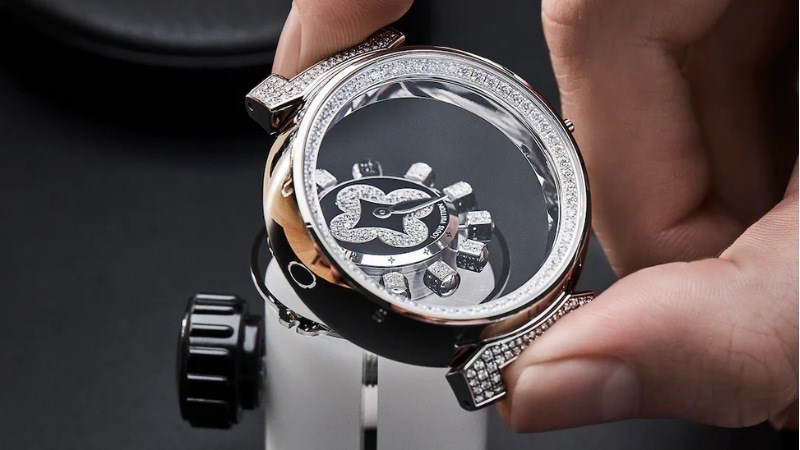 Thương hiệu Louis Vuitton c&ograve;n ứng dụng rất nhiều vật liệu chế t&aacute;c xa xỉ, cao cấp 