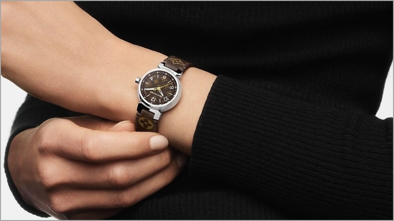 Tambour Monogram t&aacute;i hiện một c&aacute;ch ch&acirc;n thực họa tiết kinh điển của Louis Vuitton 