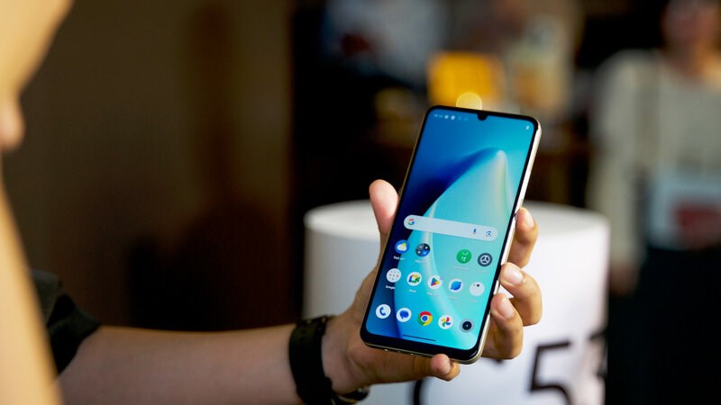 Camera trước chiếc máy này vẫn sử dụng thiết kế cũ Camera trước chiếc máy này vẫn sử dụng thiết kế cũ