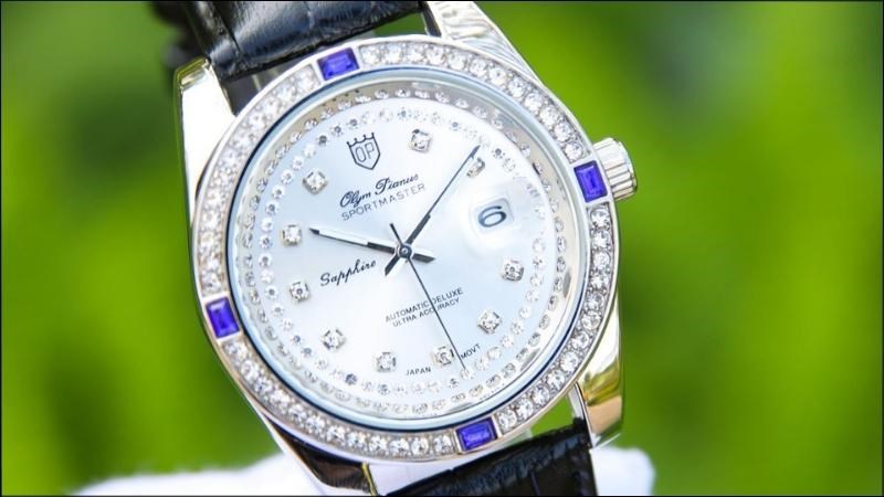 Đồng hồ OP được đ&iacute;nh đ&aacute; đầy tr&ecirc;n khung viền v&agrave; mặt số đồng hồ