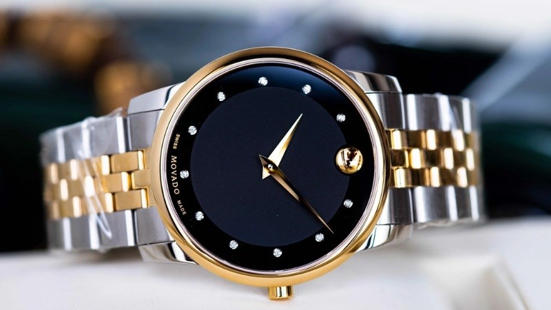 Đồng hồ đ&iacute;nh đ&aacute; nam MOVADO sở hữu kiểu d&aacute;ng ri&ecirc;ng biệt &ocirc;m trọn phần cổ tay 