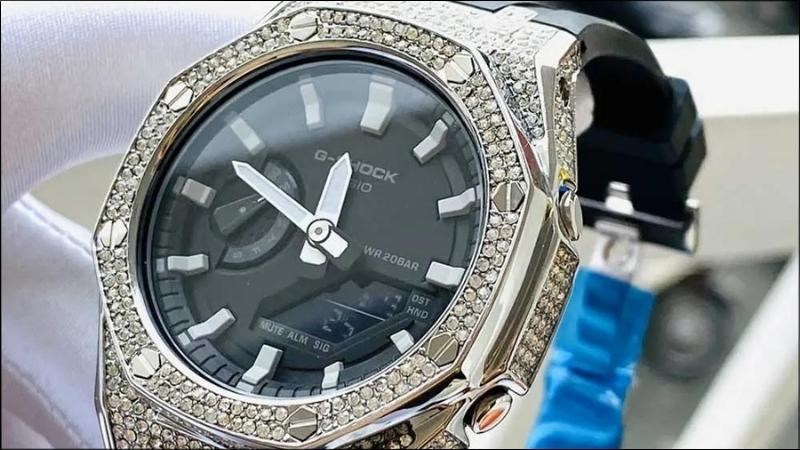 Những vi&ecirc;n đ&aacute; qu&yacute; được chạm khắc tinh xảo tr&ecirc;n mặt đồng hồ Casio