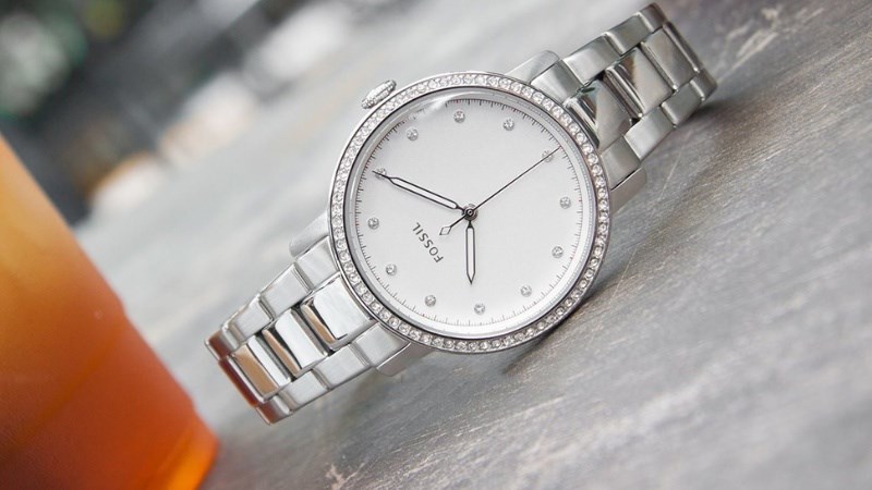 Đồng hồ đ&iacute;nh đ&aacute; Fossil thiết kế đơn giản nhưng kh&ocirc;ng k&eacute;m phần tinh tế