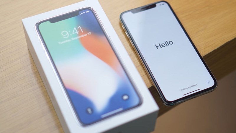 Kiểm tra thiết kế cũng như các phụ kiện đi kèm ở hộp đựng iPhone