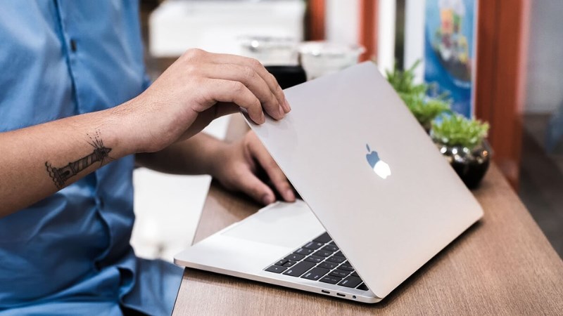 Cần chắc chắn phần lớp vỏ b&ecirc;n ngo&agrave;i của m&aacute;y kh&ocirc;ng bị m&oacute;p m&eacute;o hoặc biến dị