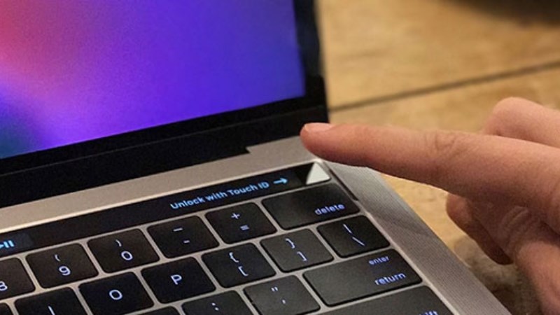 Kiểm tra b&agrave;n ph&iacute;m, Touch Bar, Touch ID để chắc chắn laptop c&ograve;n mới