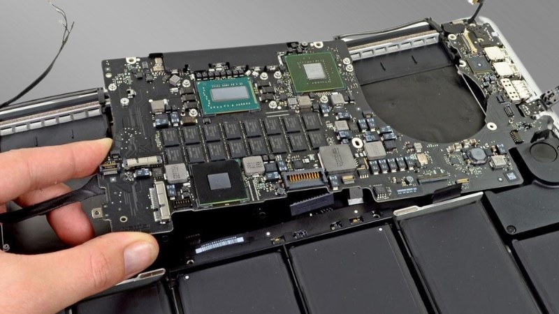 Kiểm tra mainboard để xem c&oacute; bị bung ốc hay kh&ocirc;ng