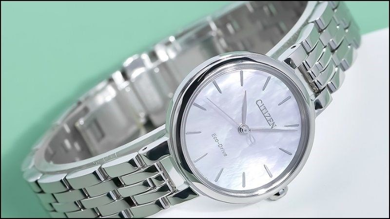 Đồng hồ Citizen Eco-Drive có tấm panel cảm biến dưới mặt số