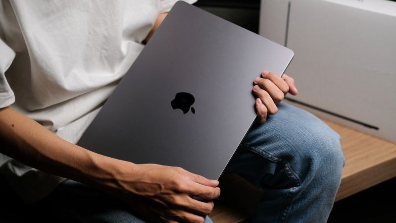 Sản ph&acirc;̉m Macbbok lu&ocirc;n n&ocirc;̉i b&acirc;̣t với thi&ecirc;́t k&ecirc;́ mỏng nhẹ sang trọng, tinh t&ecirc;́