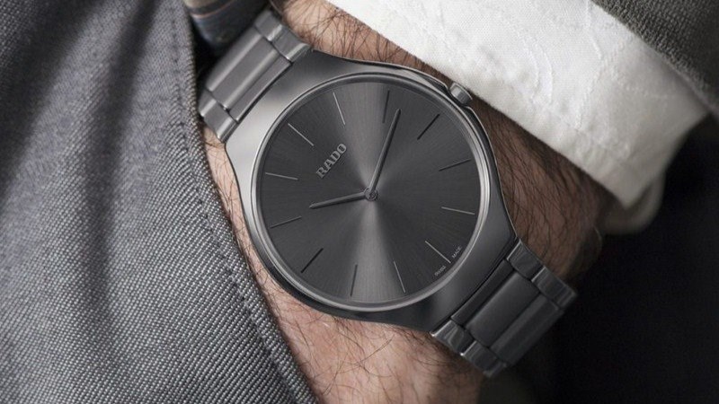 Đồng hồ được thiết kế tối giản, mang m&agrave;u sắc sang trọng