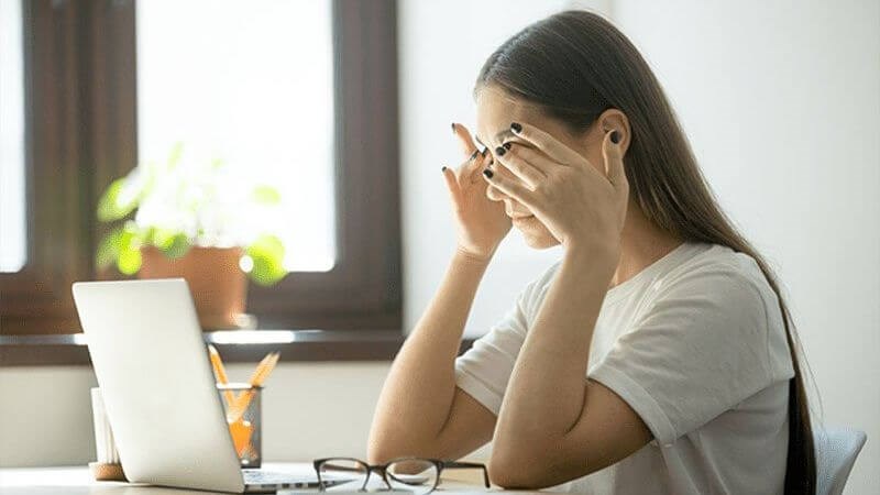 Dụi mắt nhiều khiến nước không tồn tại ở mắt lâu