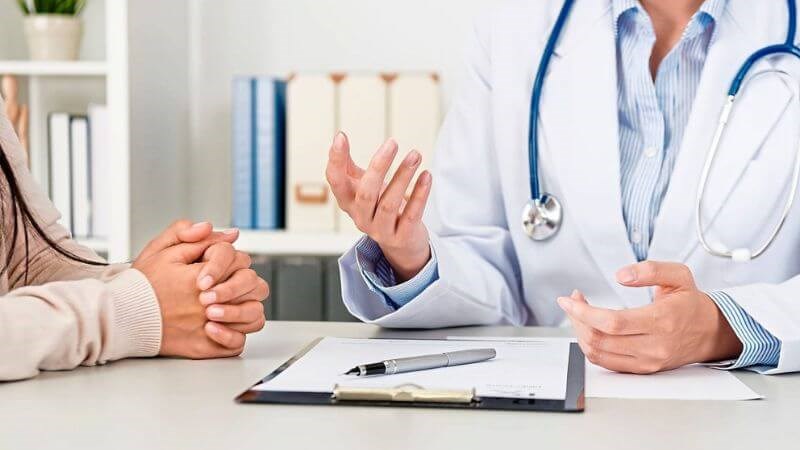 Bác sĩ khai thác các triệu chứng liên quan tới khô mắt