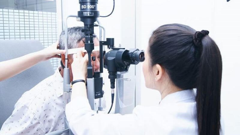 Bác sĩ tiến hành thăm khám mắt