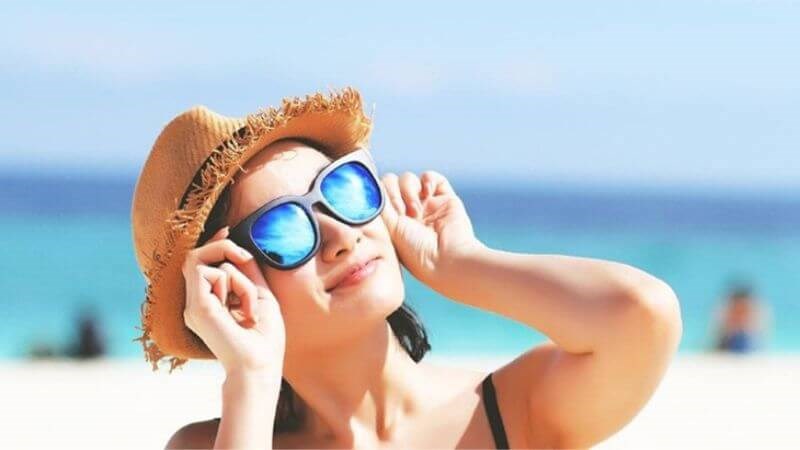 Mọi người nên đeo kính râm khi ra ngoài để hạn chế khô mắt