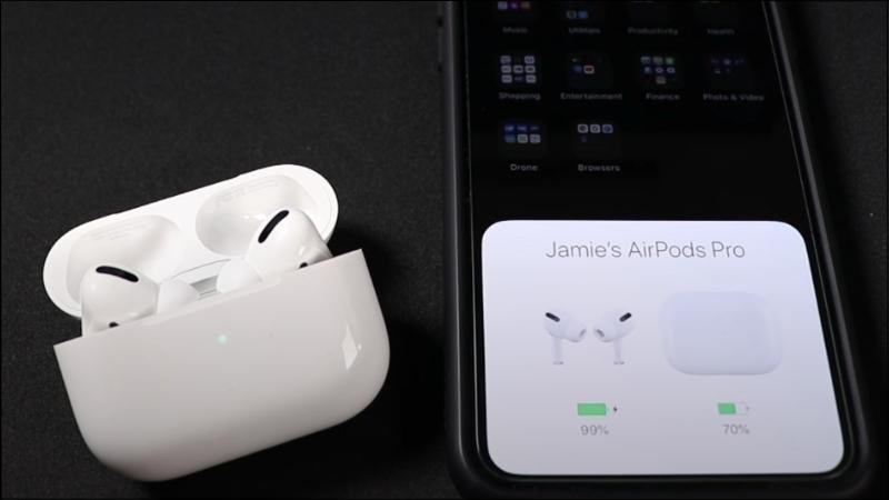 Mở nắp AirPods đang cắm sạc v&agrave; đặt cạnh iPhone đ&atilde; kết nối 