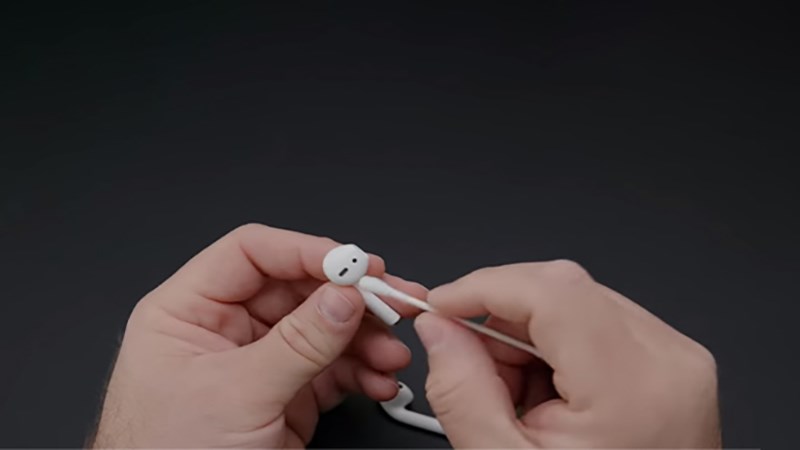 D&ugrave;ng tăm b&ocirc;ng vệ sinh AirPods