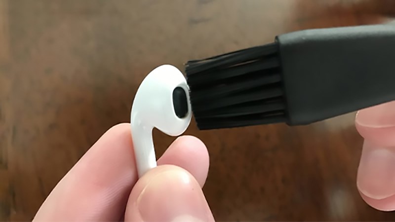 Sử dụng cọ l&ocirc;ng mềm vệ sinh Airpods