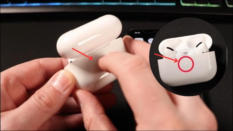 Ấn v&agrave; giữ n&uacute;t h&igrave;nh tr&ograve;n ph&iacute;a sau vỏ hộp khoảng 15 gi&acirc;y 