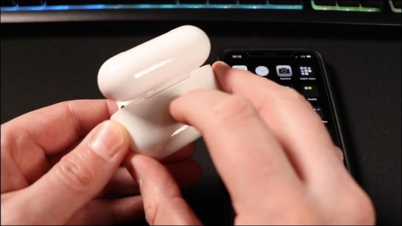 &Acirc;n v&agrave; giữ n&uacute;t h&igrave;nh tr&ograve;n ph&iacute;a sau vỏ hộp khoảng 15 gi&acirc;y