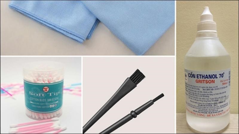 Chuẩn bị 1 - 2 c&acirc;y tăm b&ocirc;ng, khăn mềm, cồn vệ sinh, cọ mềm