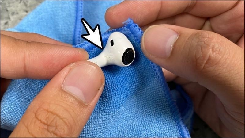 D&ugrave;ng khăn mềm vệ sinh tai nghe một lần nữa để hết sạch c&aacute;c bụi bẩn