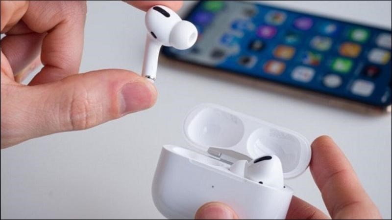 Dock sạc Airpod bị b&aacute;m bụi l&agrave; một trong những nguy&ecirc;n nh&acirc;n g&acirc;y lỗi cho Airpod
