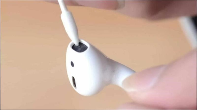 D&ugrave;ng tăm b&ocirc;ng lau ch&ugrave;i phần tai nghe, loa dưới v&agrave; micro