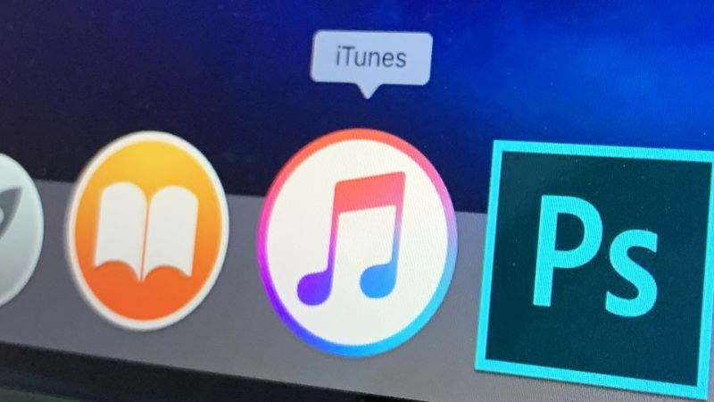 Kết nới iPad với máy tính sau đó mở iTunes lên