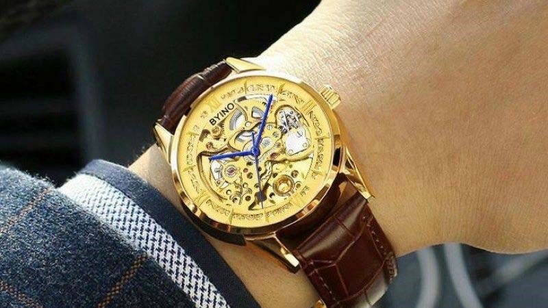 Đồng hồ cơ lộ m&aacute;y Byino với thiết kế đơn giản