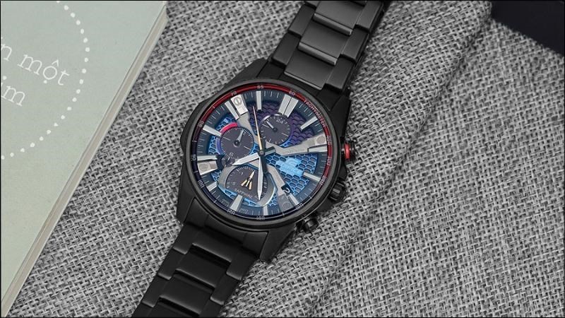 Mặt đồng hồ nổi bật với hai gam m&agrave;u nổi bật, chạm khắc tinh xảo, ấn tượng