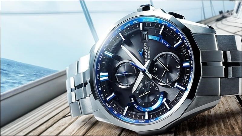 Nền mặt đồng hồ đen huyền b&iacute; t&iacute;ch hợp c&ugrave;ng họa tiết tinh xảo m&agrave;u xanh dương 