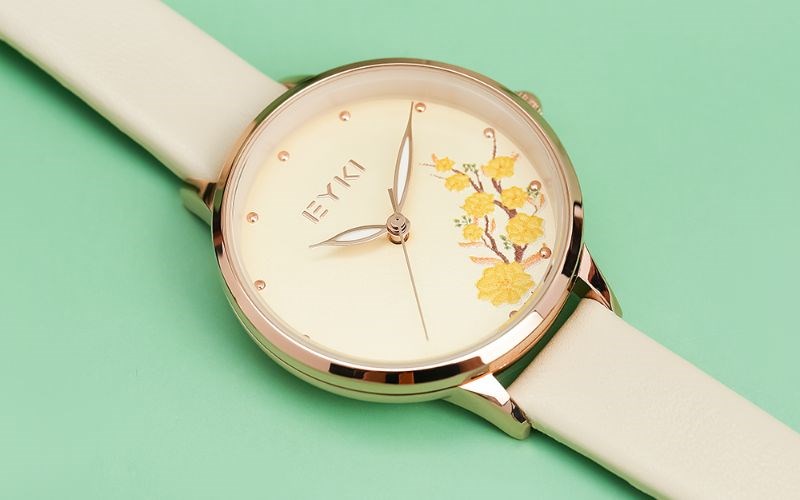 Đồng hồ mặt tròn giúp che đi khuyết điểm cổ tay nhỏ Đồng hồ mặt tròn giúp che đi khuyết điểm cổ tay nhỏ