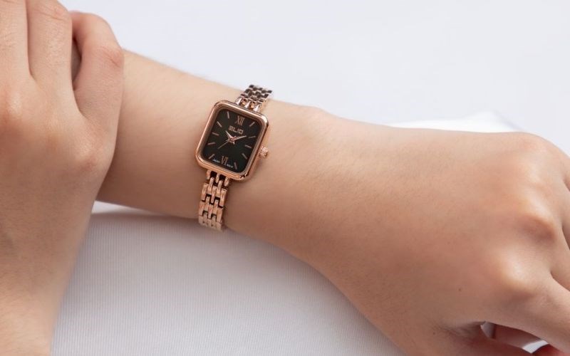 Đồng hồ mặt vuông che đi phần cổ tay thô Đồng hồ mặt vuông che đi phần cổ tay thô