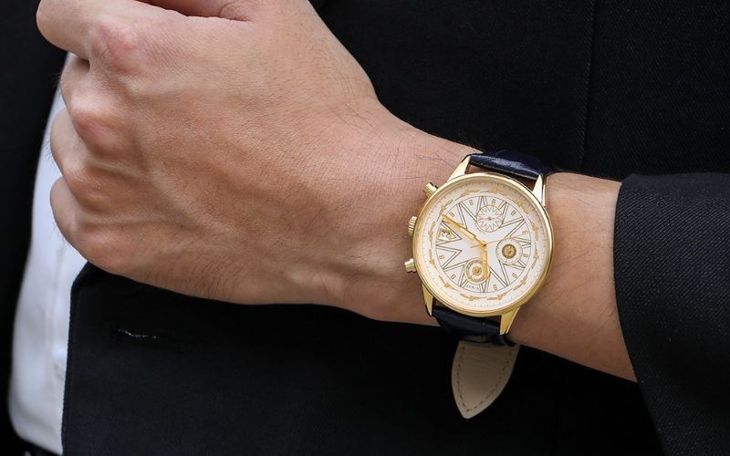 Đồng hồ màu vàng thể hiện sự sang trọng, hoàng gia Đồng hồ màu vàng thể hiện sự sang trọng, hoàng gia