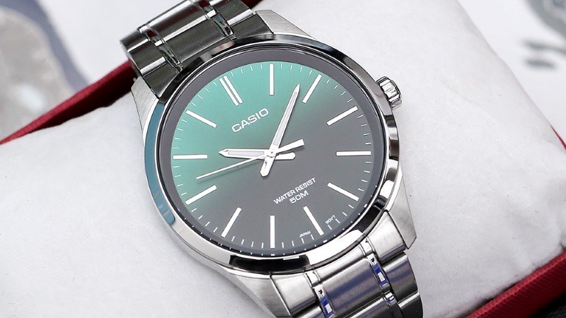 C&oacute; d&acirc;y đeo v&agrave; khung viền l&agrave;m bằng th&eacute;p kh&ocirc;ng gỉ c&oacute; độ bền cao, s&aacute;ng b&oacute;ng