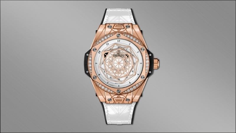 M&agrave;u trắng sang trọng kết hợp với c&aacute;c vi&ecirc;n kim cương lấp l&aacute;nh