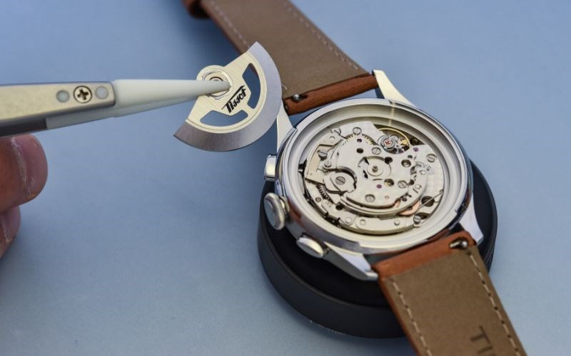 Đồng hồ sử dụng Valjoux 7750 cải tiến độ trữ c&oacute;t được tăng l&ecirc;n rất nhiều