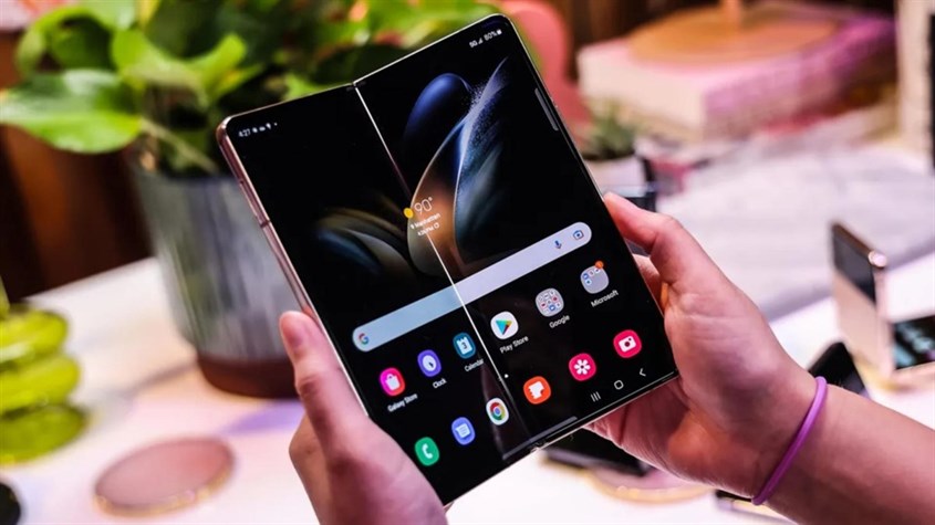 Samsung Z Fold5 v&agrave; Fold4 sở hữu m&agrave;n h&igrave;nh đi k&egrave;m tấm nền Dynamic AMOLED 2X c&ugrave;ng c&ocirc;ng nghệ gập dẫn đầu
