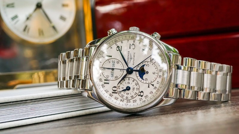 Lịch đồng hồ là chức năng phổ biến được tích hợp trên đồng hồ thời trang hiện nay Lịch đồng hồ là chức năng phổ biến được tích hợp trên đồng hồ thời trang hiện nay