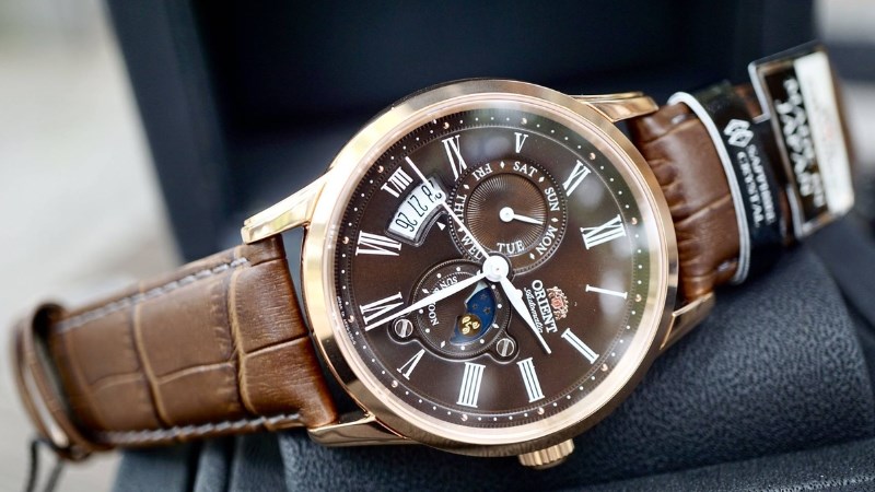 Subsidiary Date sử dụng một vòng tròn nhỏ cùng cây kim nhỏ để chỉ các ngày trong tháng Subsidiary Date sử dụng một vòng tròn nhỏ cùng cây kim nhỏ để chỉ các ngày trong tháng