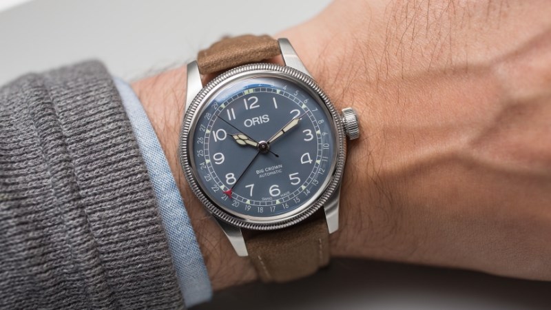 Các mẫu Pointer Date có một cây kim dài đồng tâm với các kim còn lại Các mẫu Pointer Date có một cây kim dài đồng tâm với các kim còn lại