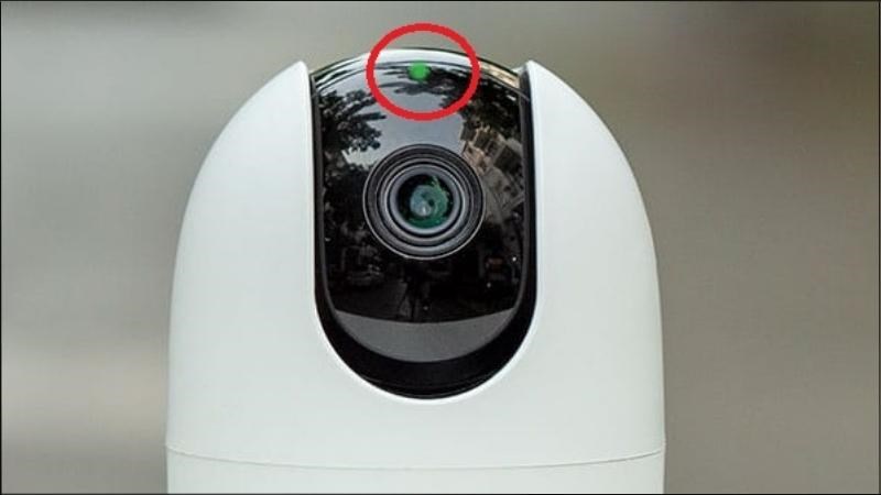 Sau khi reset, camera sẽ báo hiệu đèn đỏ, một lúc sau mới chuyển sang màu xanh lá