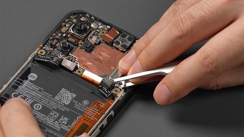 Mang điện thoại đến c&aacute;c trung t&acirc;m sửa chữa uy t&iacute;n để kiểm tra v&agrave; thay linh kiện