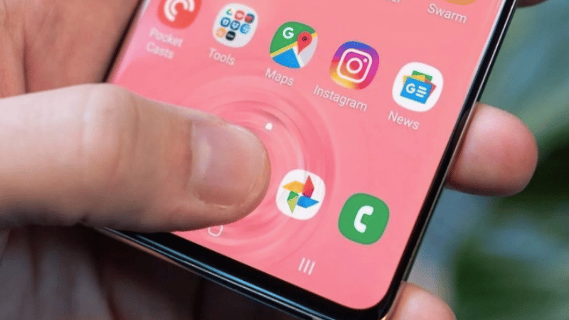 Mở kho&aacute; bằng v&acirc;n tay dưới m&agrave;n h&igrave;nh được trang bị tr&ecirc;n realme 11 Pro+