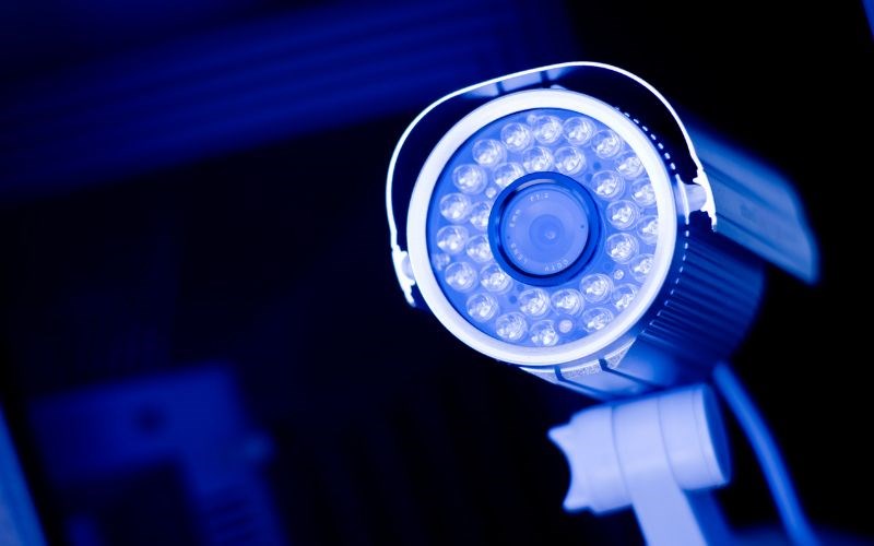 Camera hồng ngoại được trang bị c&aacute;c đ&egrave;n hồng ngoại điều khiển bằng cảm quang