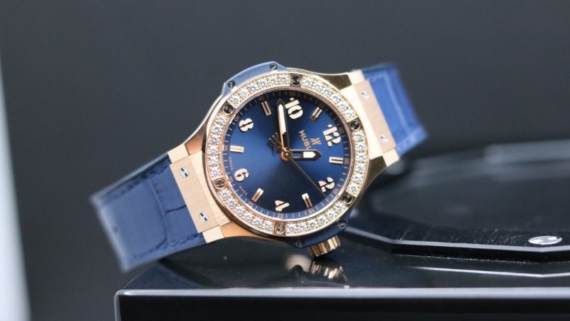 Big Bang King Gold Blue sở hữu vẻ ngo&agrave;i v&ocirc; c&ugrave;ng hiện đại v&agrave; sang trọng 